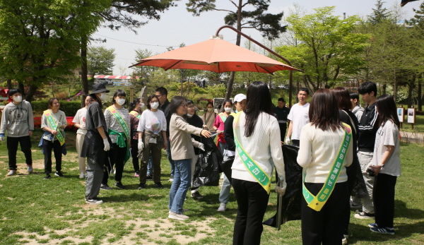 건양대 초등특수교육과학생들과 논산발그래일터 청년들, 장애인과 비장애인이 함께 하는 줍킹 활동